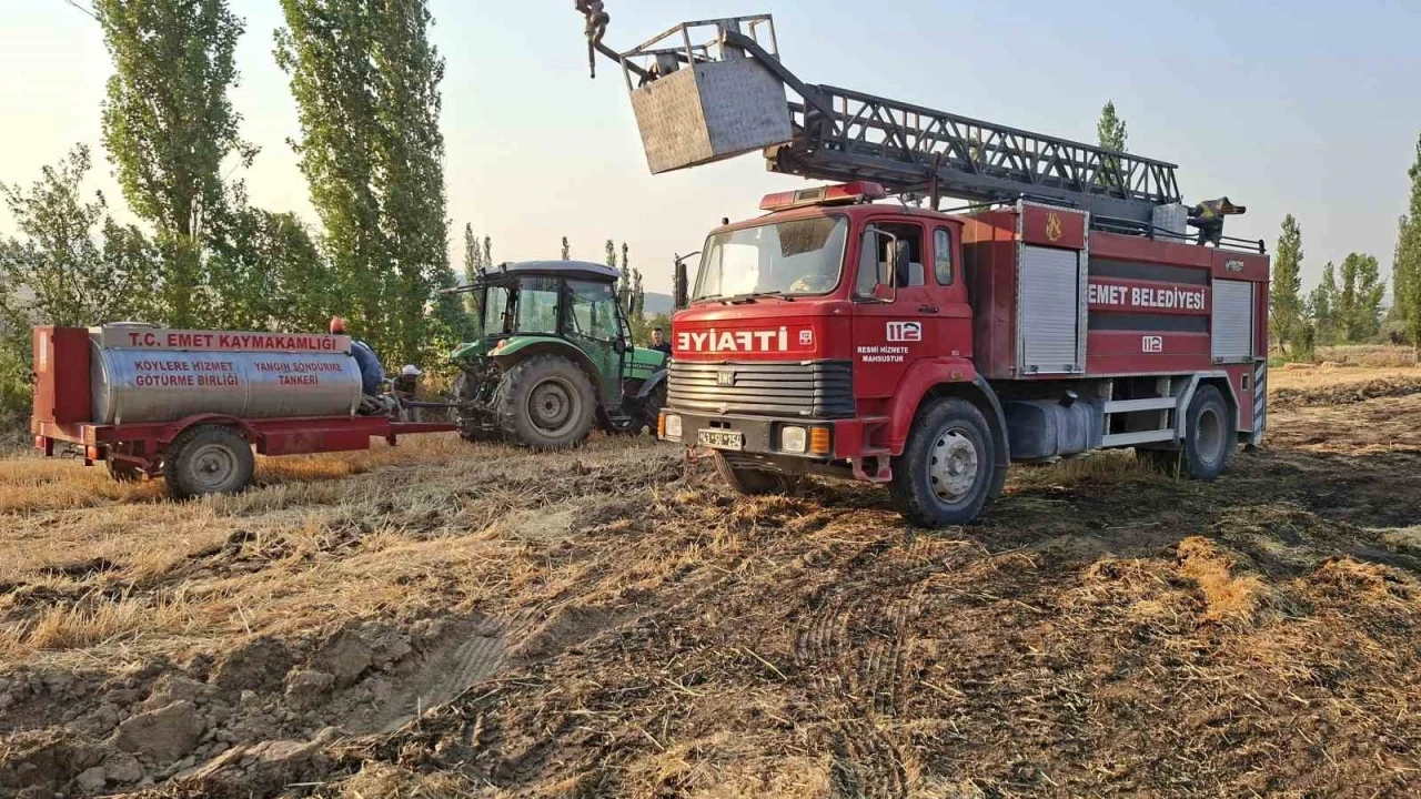 Kütahya’da 8 dönüm arazi ve 180 balya saman küle döndü
