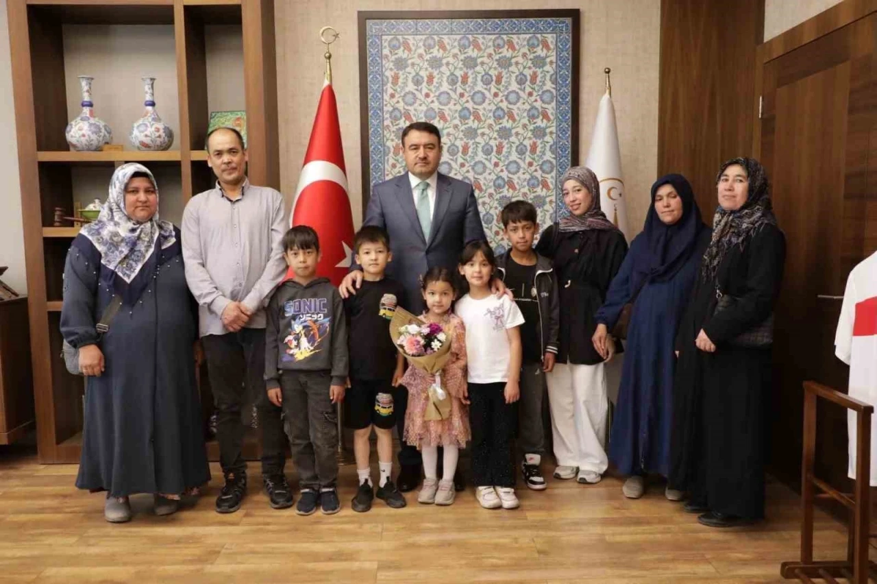 K&uuml;tahya&rsquo;da Afgan kardeşlerin şehitlikteki vefa &ouml;rneği takdirle karşılandı
