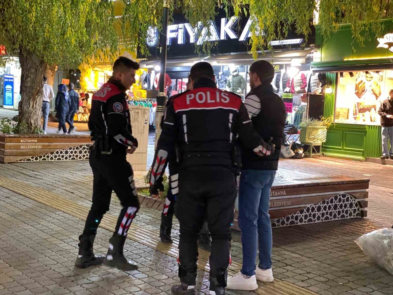 K&uuml;tahya&rsquo;da asayiş uygulamalarında 50 aranan şahıs yakalandı
