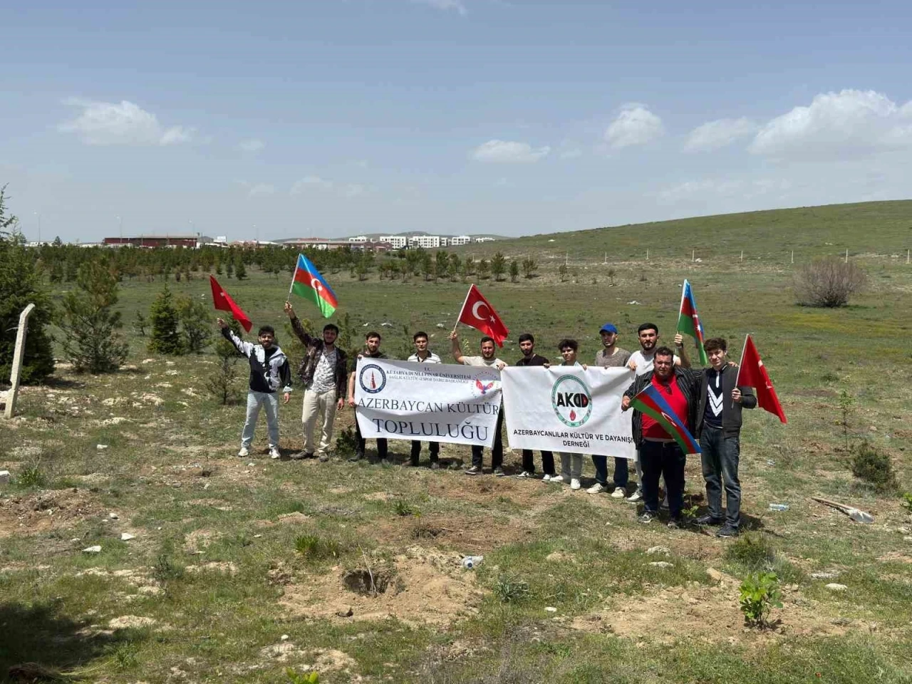 Kütahya’da Azerbaycan Ulusal Lideri Haydar Aliyev hatırasına 102 fidan dikildi
