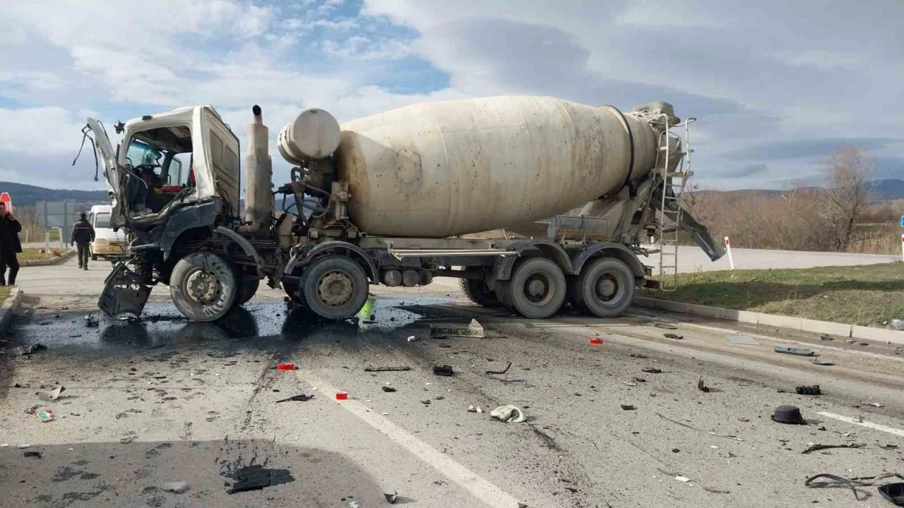 K&uuml;tahya&rsquo;da beton mikserleri &ccedil;arpıştı: 2 yaralı
