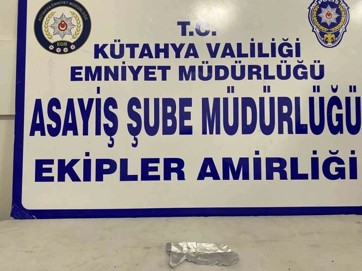 K&uuml;tahya&rsquo;da bir kişinin &uuml;zerinde uyuşturucu bulundu

