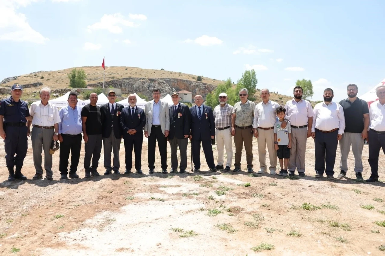 K&uuml;tahya&rsquo;da Boztepe şehitleri dualarla anıldı
