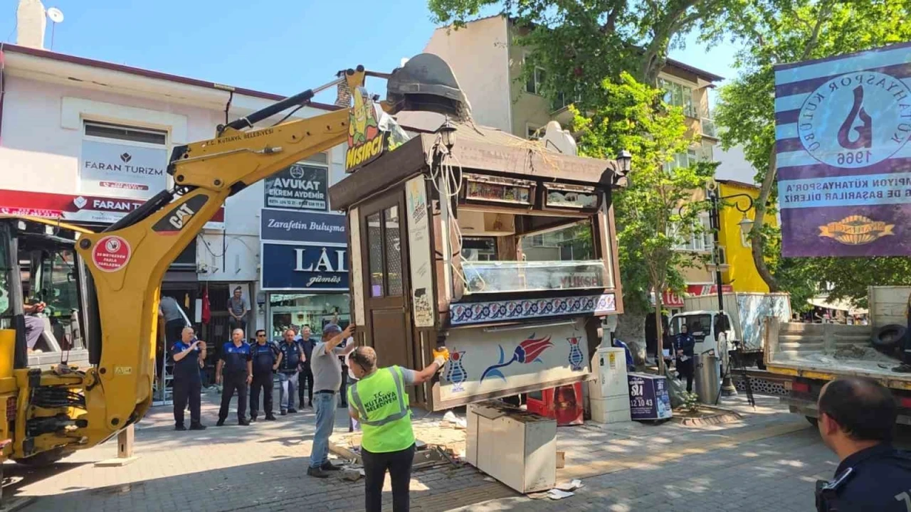 K&uuml;tahya&rsquo;da b&uuml;fe krizi: Esnaf kendini &ccedil;atıya zincirledi, polis ve zabıta eşliğinde b&uuml;feler kaldırıldı
