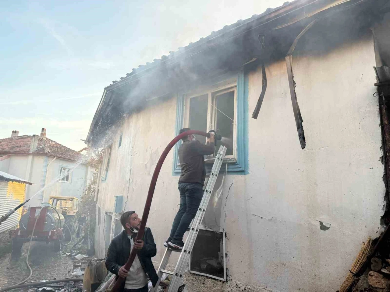 Kütahya’da çıkan yangında iki ev ve bir ahır kullanılamaz hale geldi
