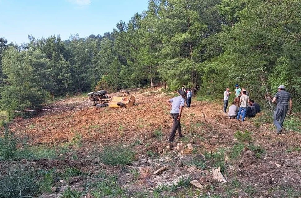 K&uuml;tahya&rsquo;da devrilen trakt&ouml;r&uuml;n altında kalan &ccedil;ift&ccedil;i hayatını kaybetti

