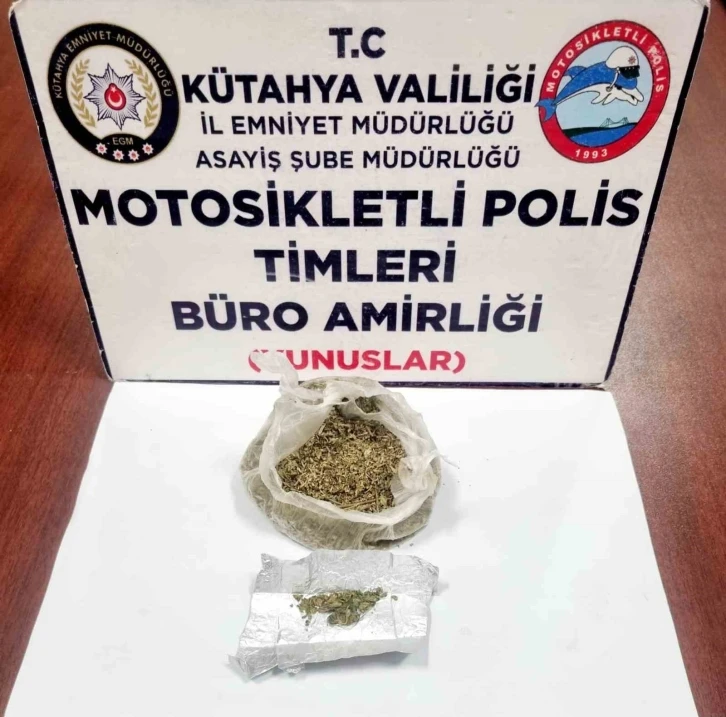 K&uuml;tahya&rsquo;da durdurulan ara&ccedil;ta uyuşturucu ele ge&ccedil;irildi
