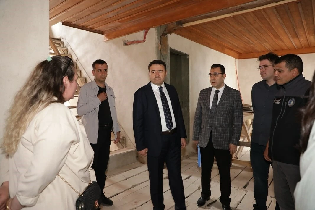 Kütahya’da Gençlik Merkezi olarak restorasyonu süren tarihi konakta inceleme

