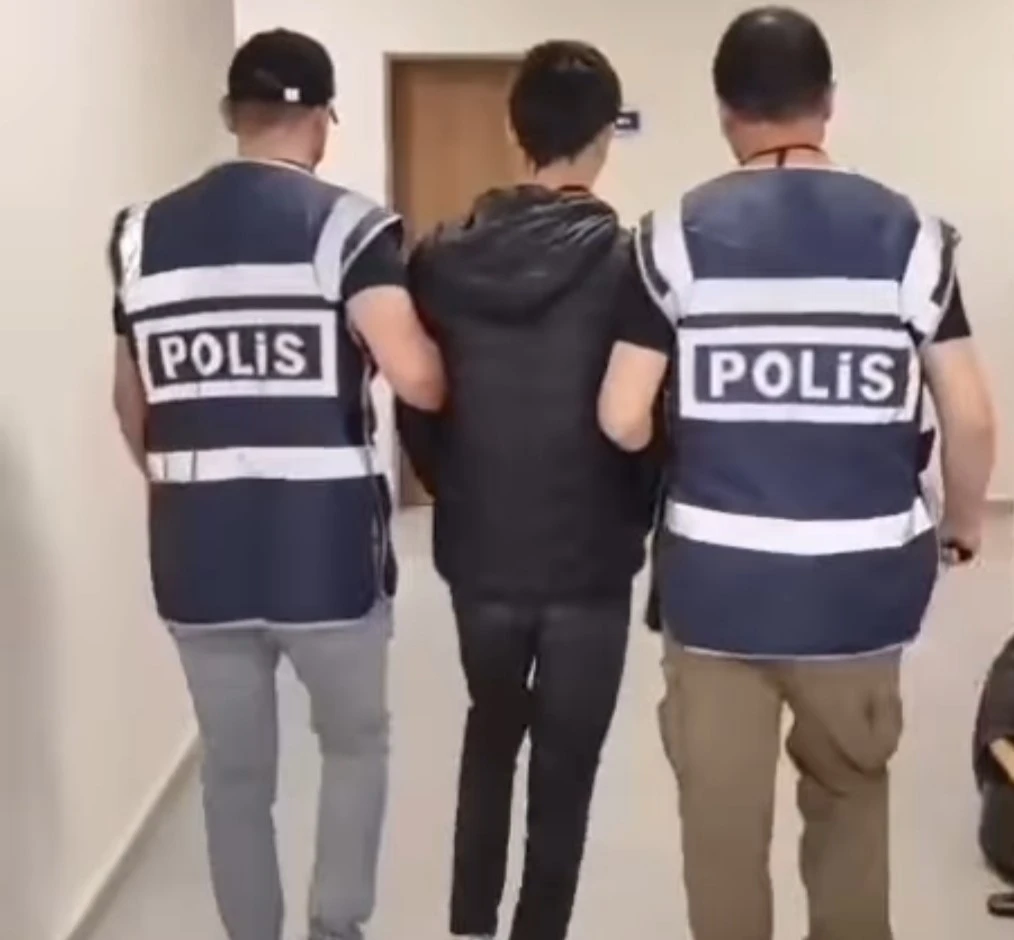 Kütahya’da hırsızlık zanlısı saklandığı binanın çatısında yakalandı
