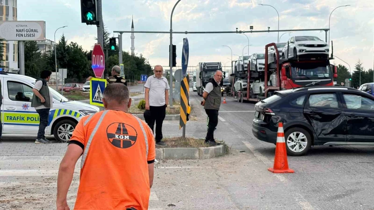 K&uuml;tahya&rsquo;da iki otomobil &ccedil;arpıştı: 5 yaralı
