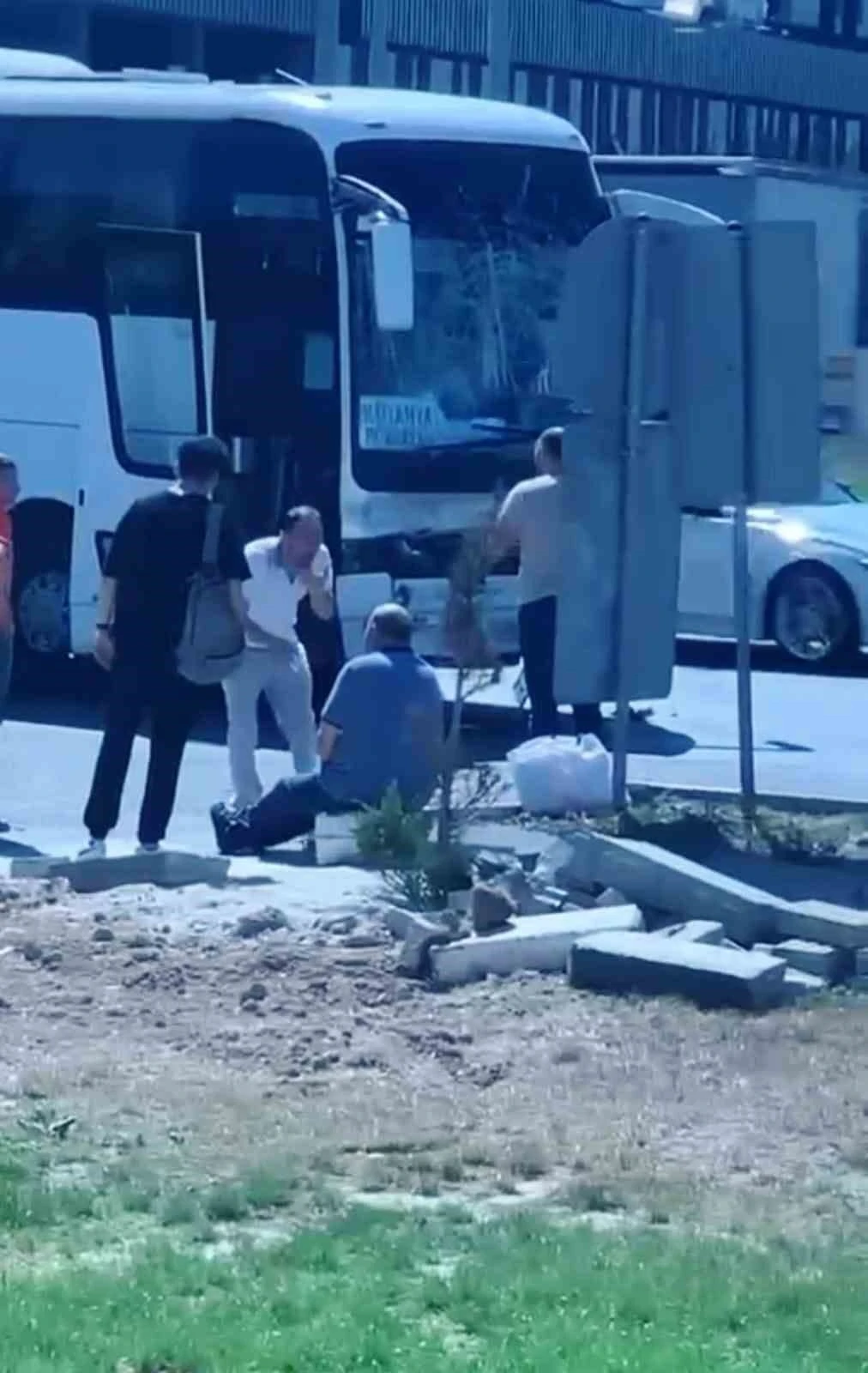 Kütahya’da işçi servisi tankere çarptı: 8 yaralı

