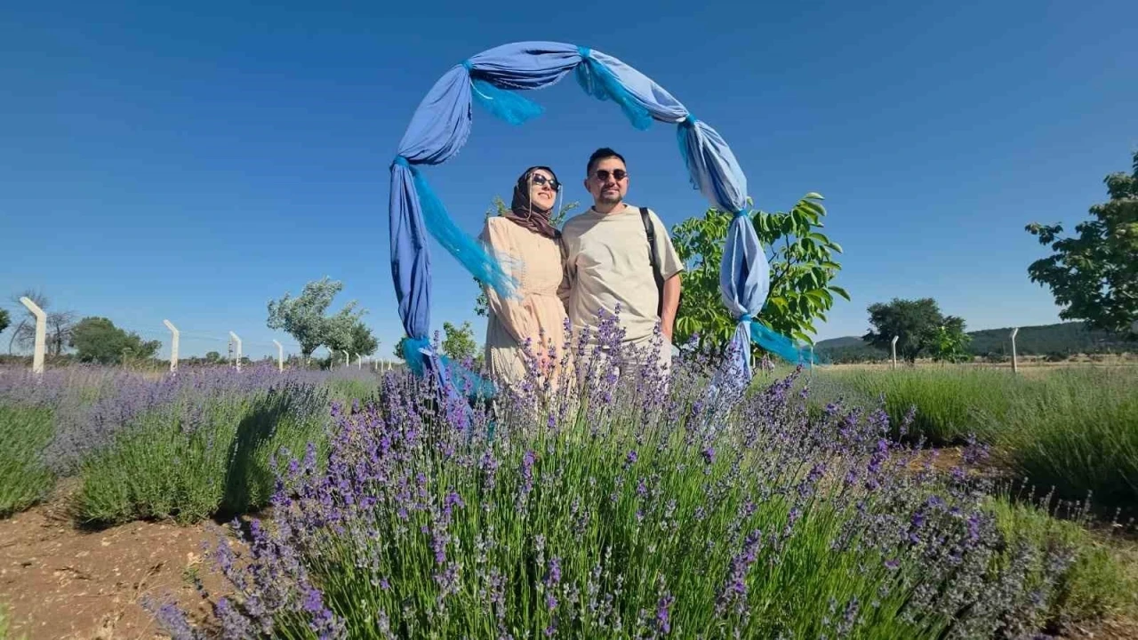 K&uuml;tahya&rsquo;da lavanta bah&ccedil;esi kırsal turizmin g&ouml;zdesi oldu
