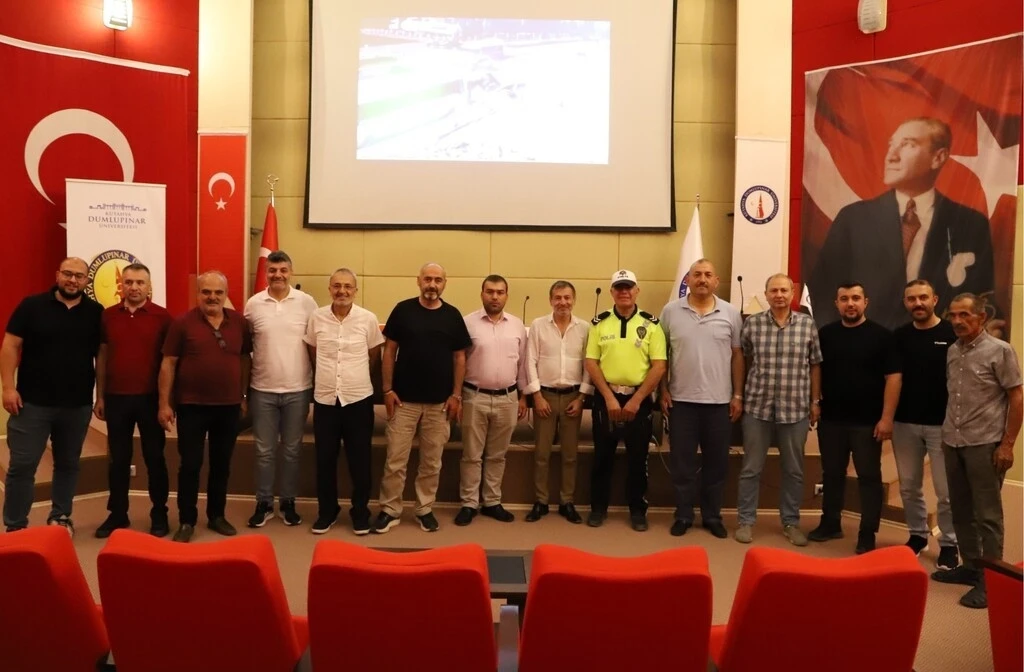 K&uuml;tahya&rsquo;da makam şof&ouml;rlerine trafik g&uuml;venliği eğitimi
