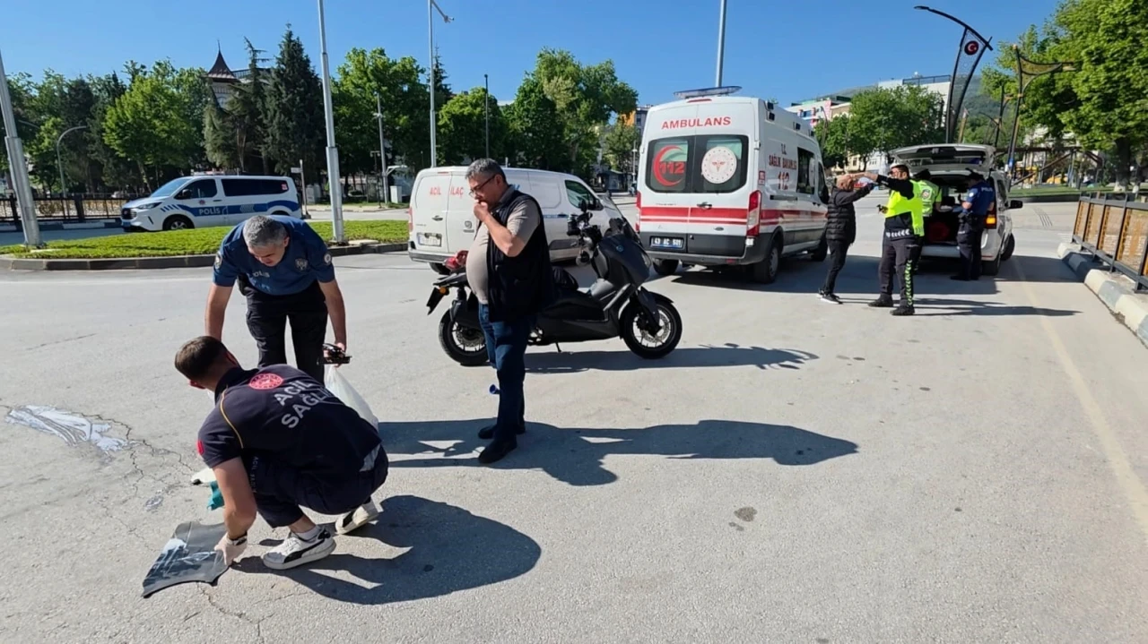 K&uuml;tahya&rsquo;da motosiklet ile elektrikli bisiklet &ccedil;arpıştı: 1 yaralı
