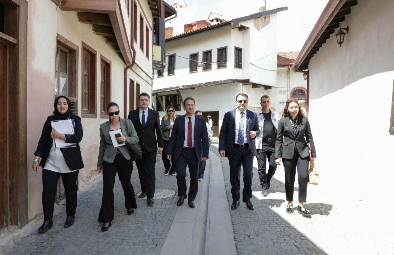 Kütahya’da ’Pekmez Pazarı Sokak Sağlıklaştırma Projesi’ yerinde incelendi
