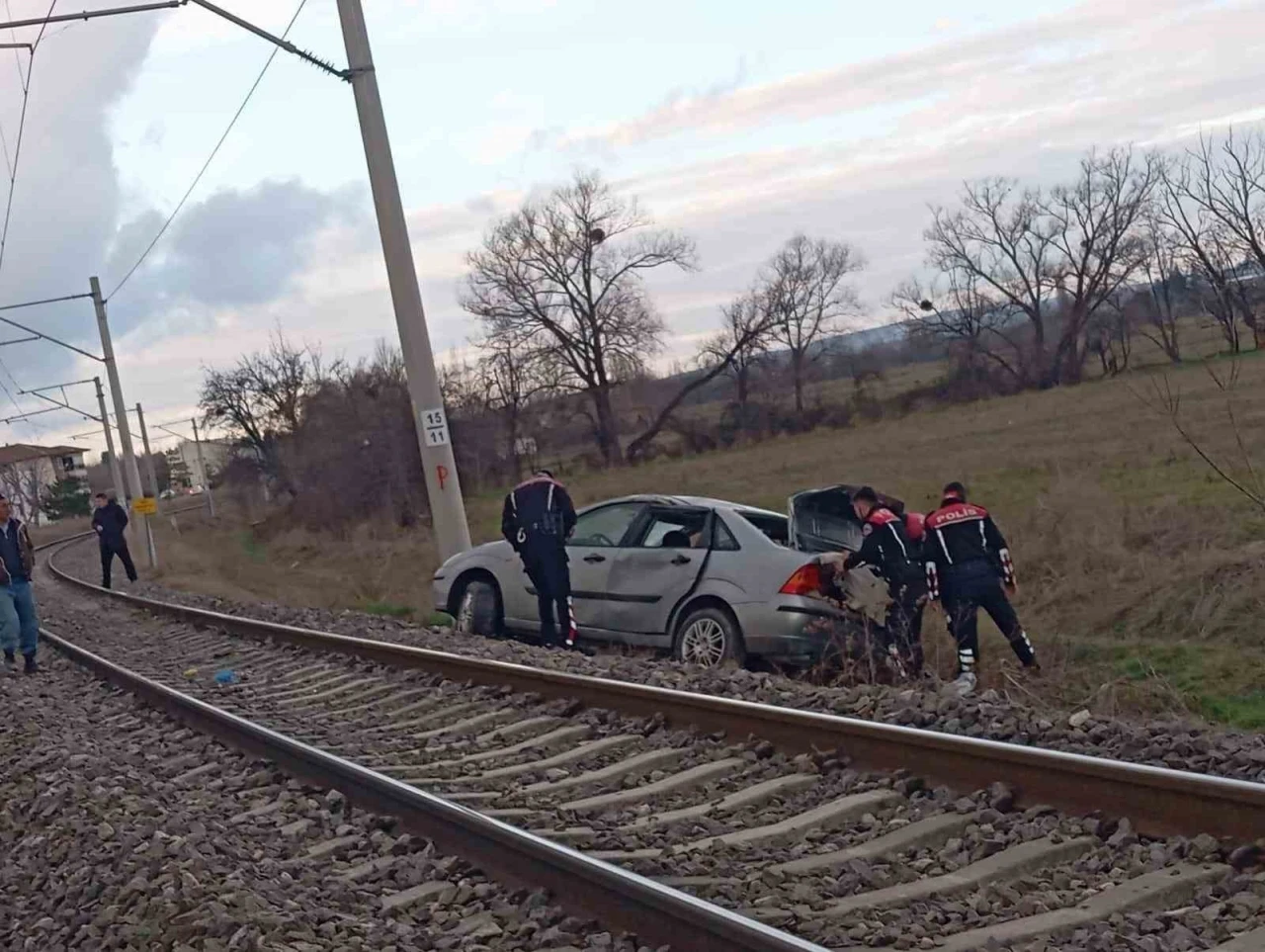 Kütahya’da polisten kaçan araç takla atarak demir yoluna devrildi