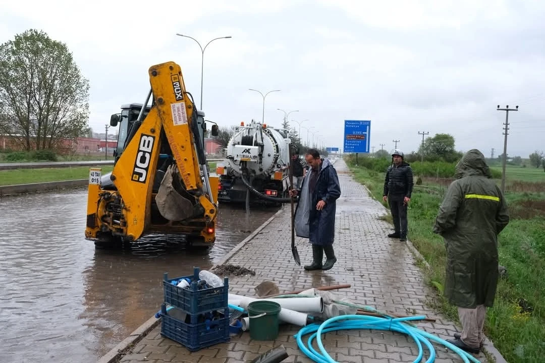 Kütahya’da sağanak yağış etkili oldu, yollar göle döndü
