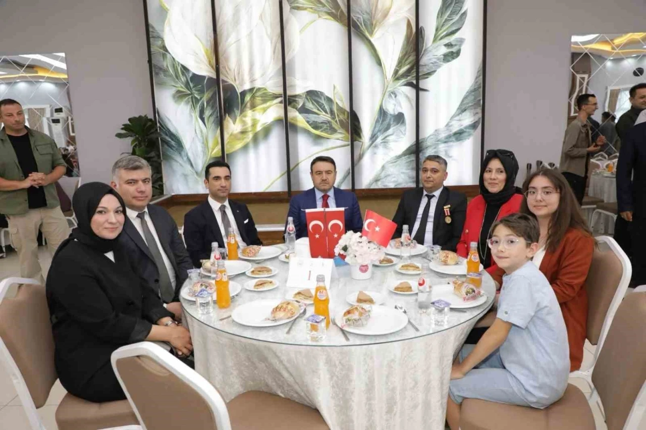 K&uuml;tahya&rsquo;da şehit aileleri ve gazilerle aynı sofrada buluştu
