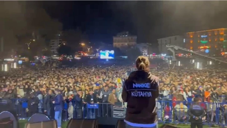 K&uuml;tahya&rsquo;da Semicenk konserinde aile ve arkadaşlığın &ouml;nemi anlatıldı
