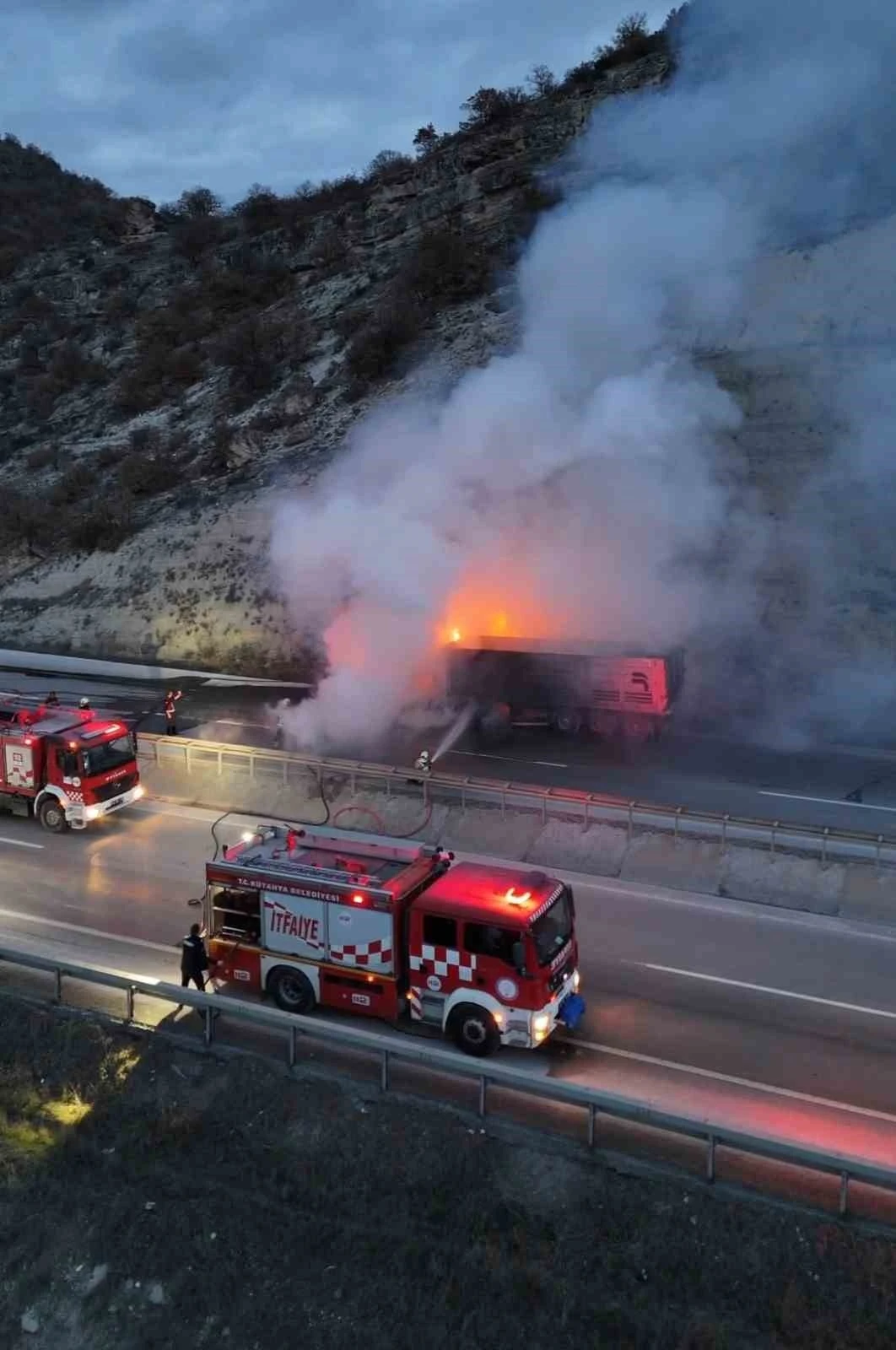 K&uuml;tahya&rsquo;da seyir halindeki tır alevlere teslim oldu
