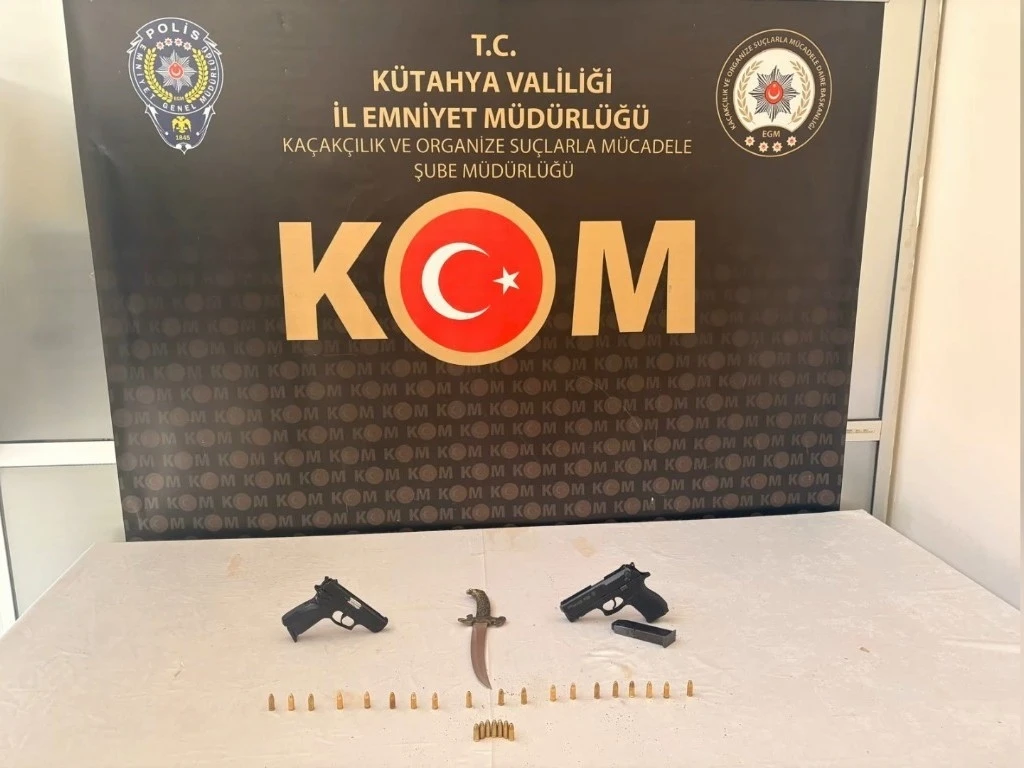 K&uuml;tahya&rsquo;da su&ccedil; &ouml;rg&uuml;t&uuml;ne operasyon: 3 kişi tutuklandı
