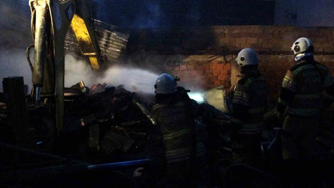 Kütahya’da tahta palet üretimi yapan atölyede yangın
