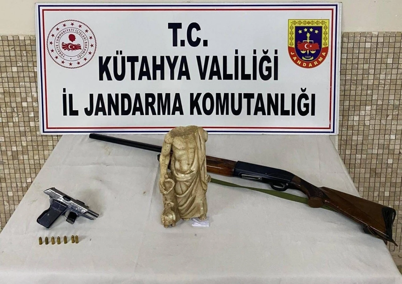 Kütahya’da tarihi eser operasyonu: Milattan önce 5. yüzyıla ait heykel ele geçirildi
