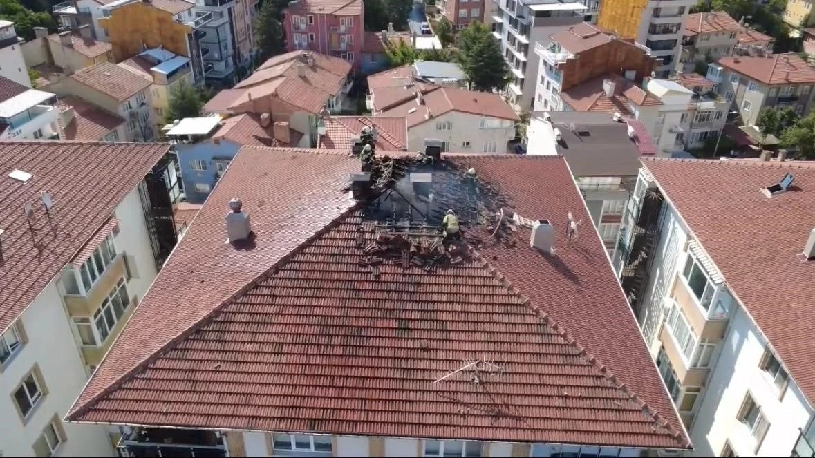K&uuml;tahya&rsquo;da yıldırım d&uuml;şen &ccedil;atıda yangın &ccedil;ıktı
