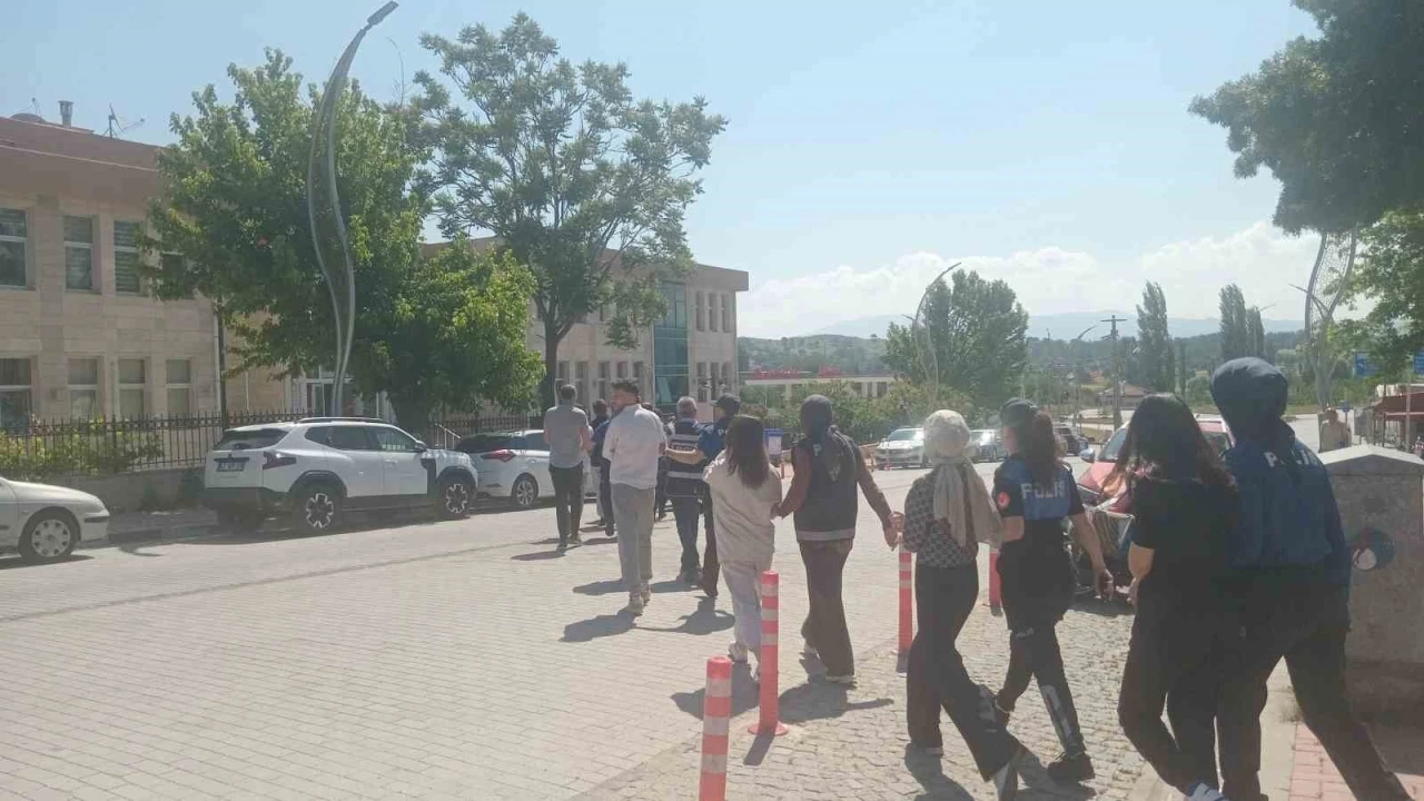 K&uuml;tahya&rsquo;daki uyuşturucu operasyonunda 28 ş&uuml;pheli adliyeye sevk edildi
