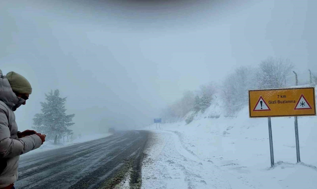 Kütahya Domaniç’te kar ve buzlanma trafiği aksatıyor
