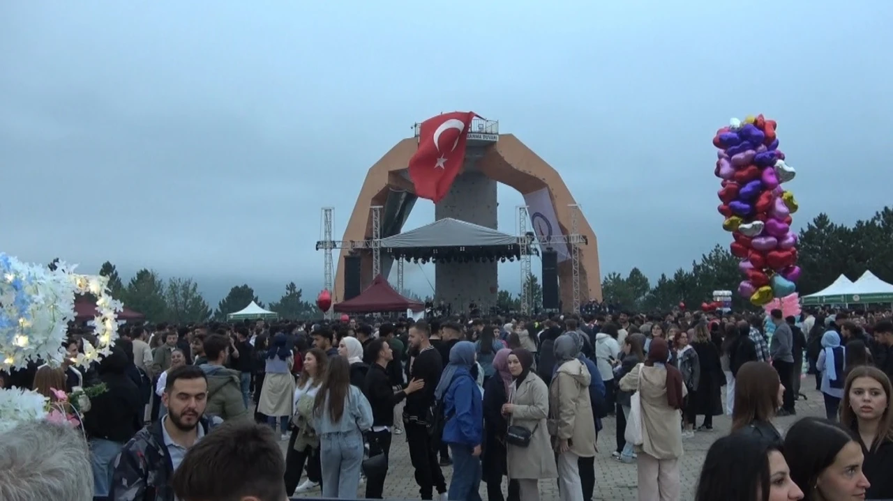 Kütahya Dumlupınar Üniversitesi DPÜ Fest 2025 coşkuyla başladı
