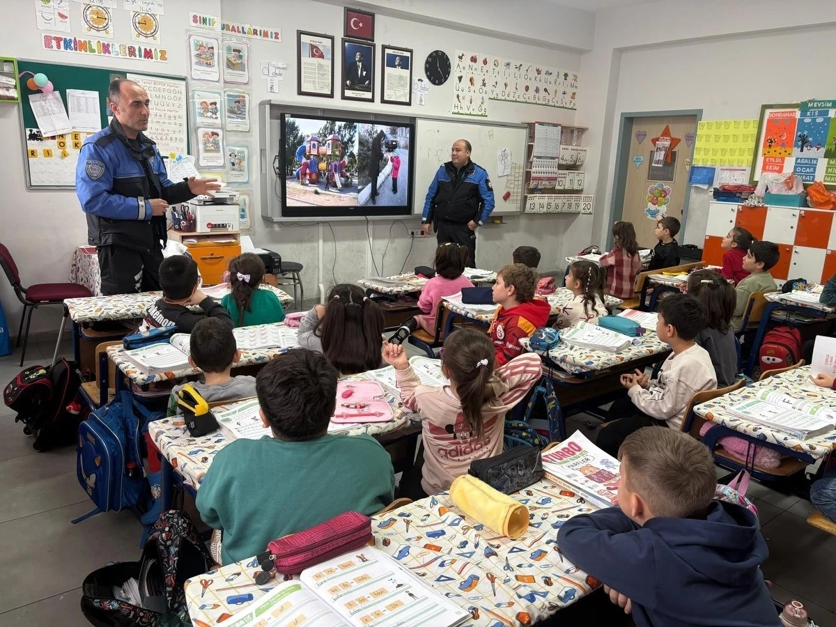 K&uuml;tahya İl Emniyet M&uuml;d&uuml;rl&uuml;ğ&uuml;&rsquo;nden &ouml;ğrencilere bilgilendirme eğitimi
