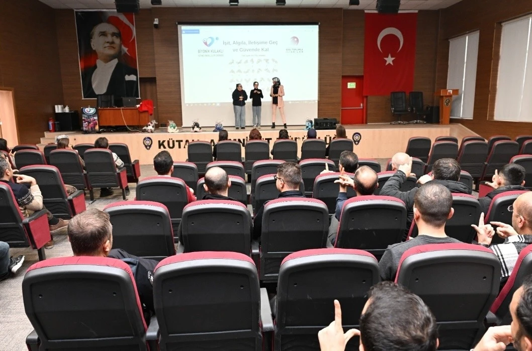 K&uuml;tahya İl Emniyet M&uuml;d&uuml;rl&uuml;ğ&uuml; personeline işaret dili bilgilendirmesi
