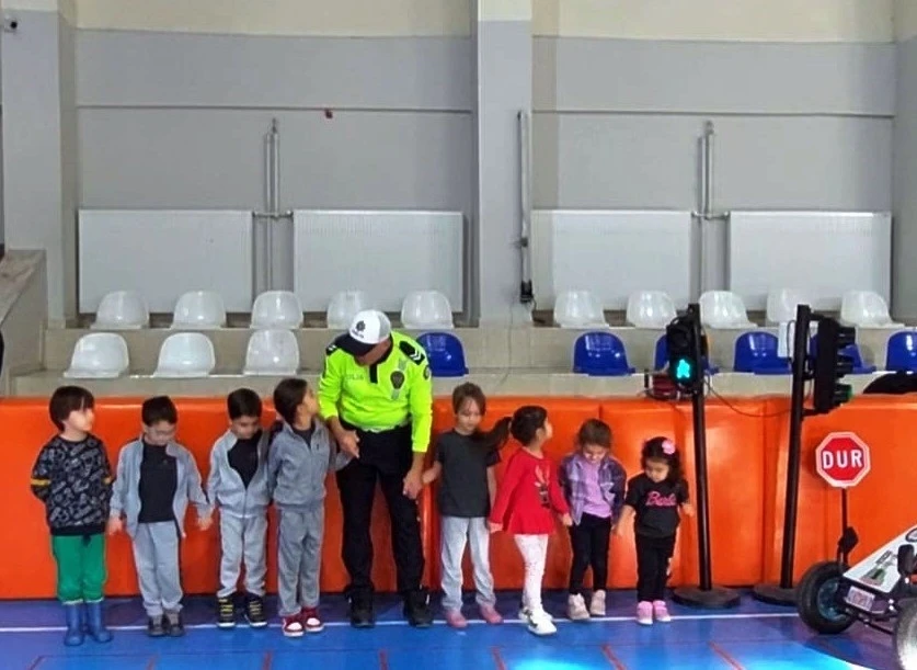 K&uuml;tahya İl Emniyeti&rsquo;nden Simav&rsquo;da trafik eğitimi ve bilgilendirme faaliyetleri
