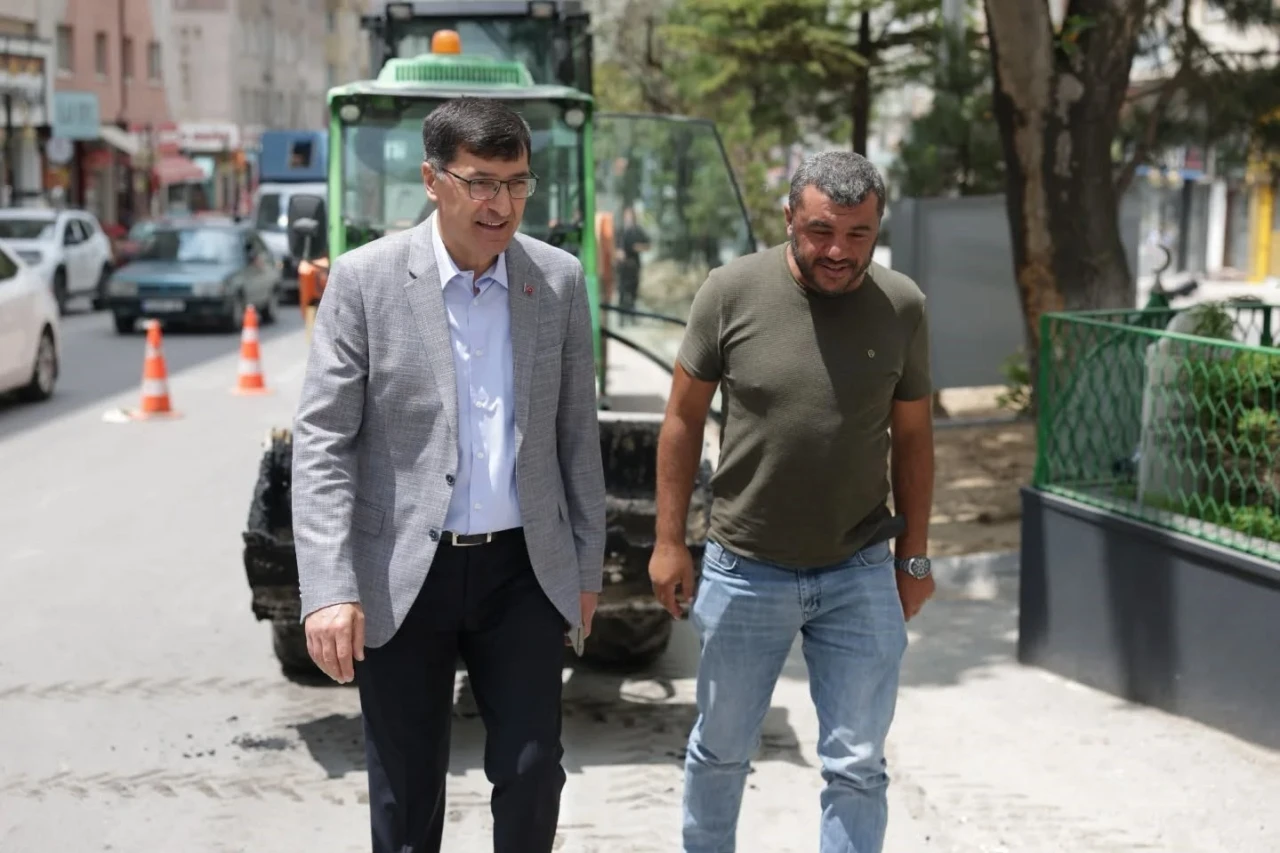 K&uuml;tahya Meydan Kavşağı&rsquo;nda yeni trafik d&uuml;zeni hayata ge&ccedil;ti
