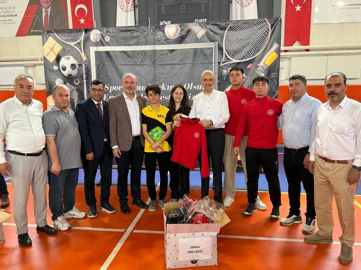Kütahya’nın ilçelerinde 42 okula spor malzemesi desteği
