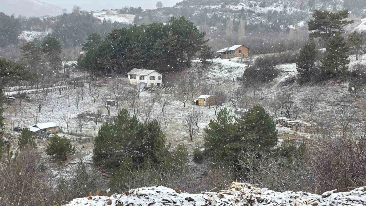 K&uuml;tahya&rsquo;nın y&uuml;ksek kesimleri mevsimin ilk karıyla beyaza b&uuml;r&uuml;nd&uuml;
