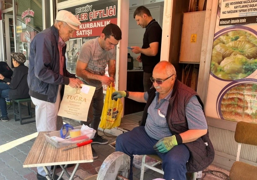 Kütahya Tavşanlı’da bayram öncesi bıçak bileme yoğunluğu
