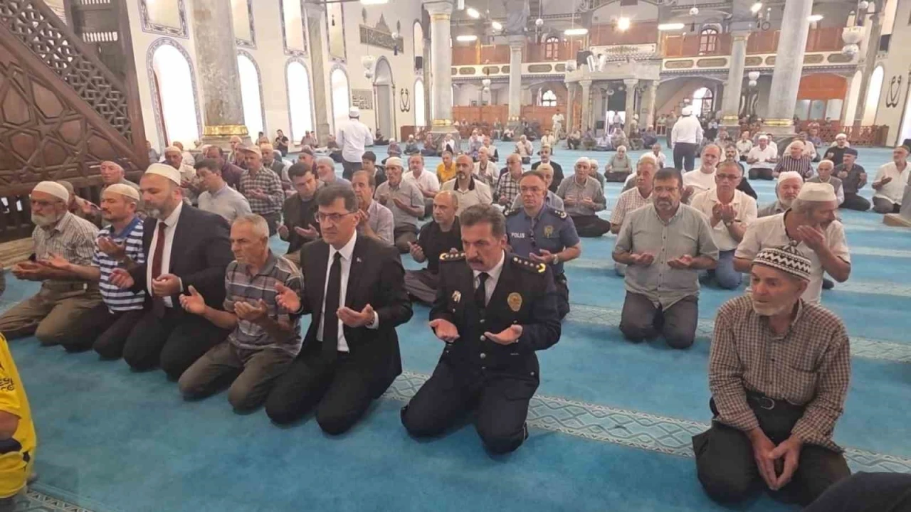 K&uuml;tahya Ulu Camii&rsquo;nde 15 Temmuz şehitleri i&ccedil;in 2 bin 530 hatmin duası yapıldı
