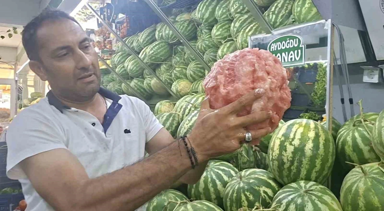 K&uuml;tahyalı manavın eliyle karpuz soyma videosu sosyal medyada viral oldu

