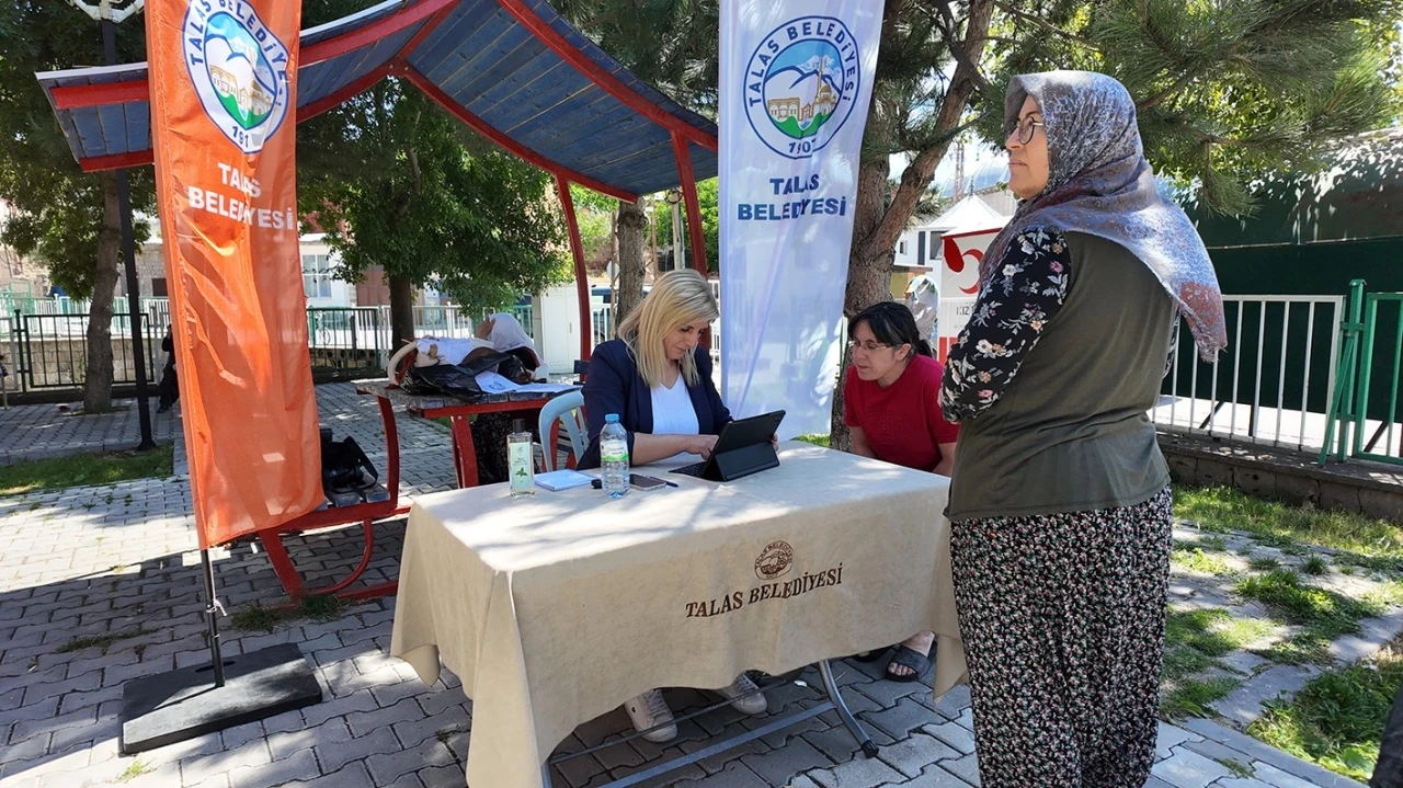 K&uuml;t&uuml;phane geziyor, &ccedil;ocuklar hem okuyor hem eğleniyor
