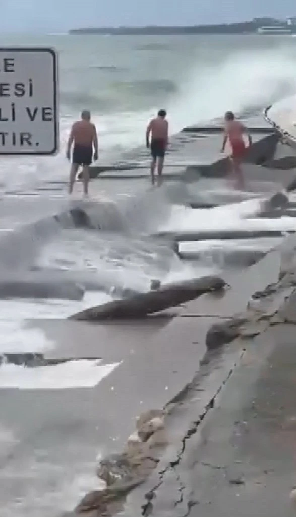 Kuvvetli lodos Caddebostan Sahili&rsquo;i vurdu, denize giren 3 kişi hastanelik oldu

