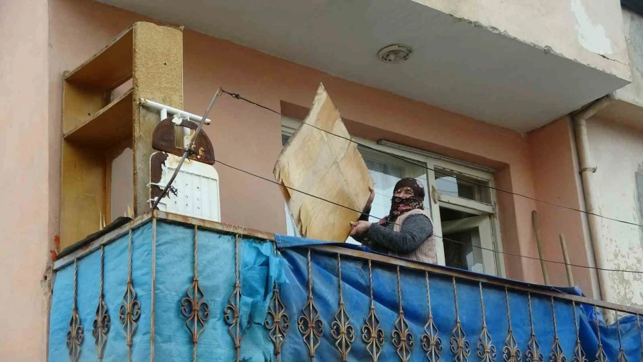 Kuvvetli rüzgar dolabının arka kısmını kopardı eşyaları ve ata tohumları çatıya saçıldı
