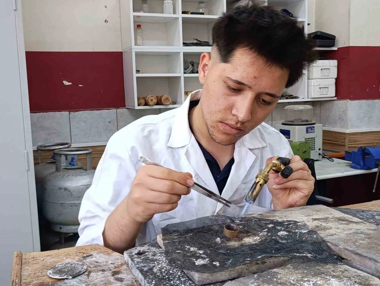 Kuyumcu &ccedil;ırağı yetiştiren lisenin &ouml;ğrencileri sekt&ouml;r&uuml;n g&ouml;zdesi oldu
