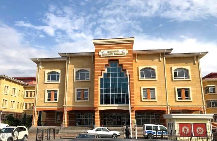 Kuyumcudan bilezik &ccedil;alıp, il&ccedil;eden ka&ccedil;an hırsızlık zanlısı yolda yakalandı
