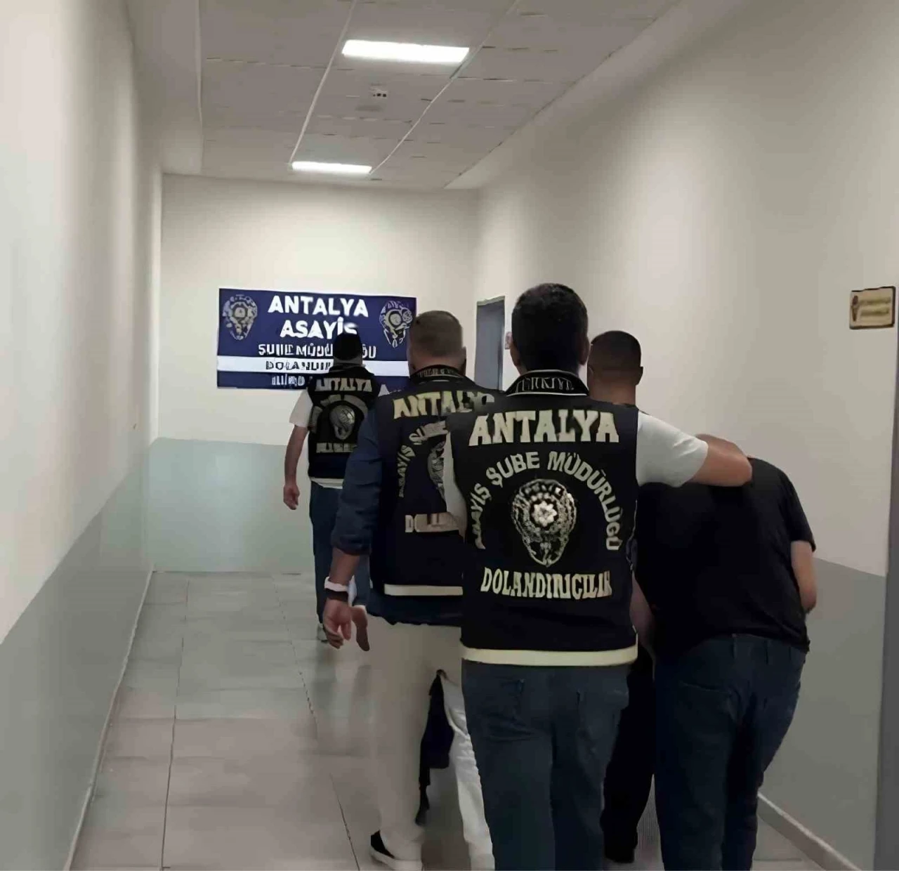 Kuyumculara sahte altın diş satan ş&uuml;phelilere, polisten &rsquo;G&uuml;len y&uuml;z&rsquo; operasyonu
