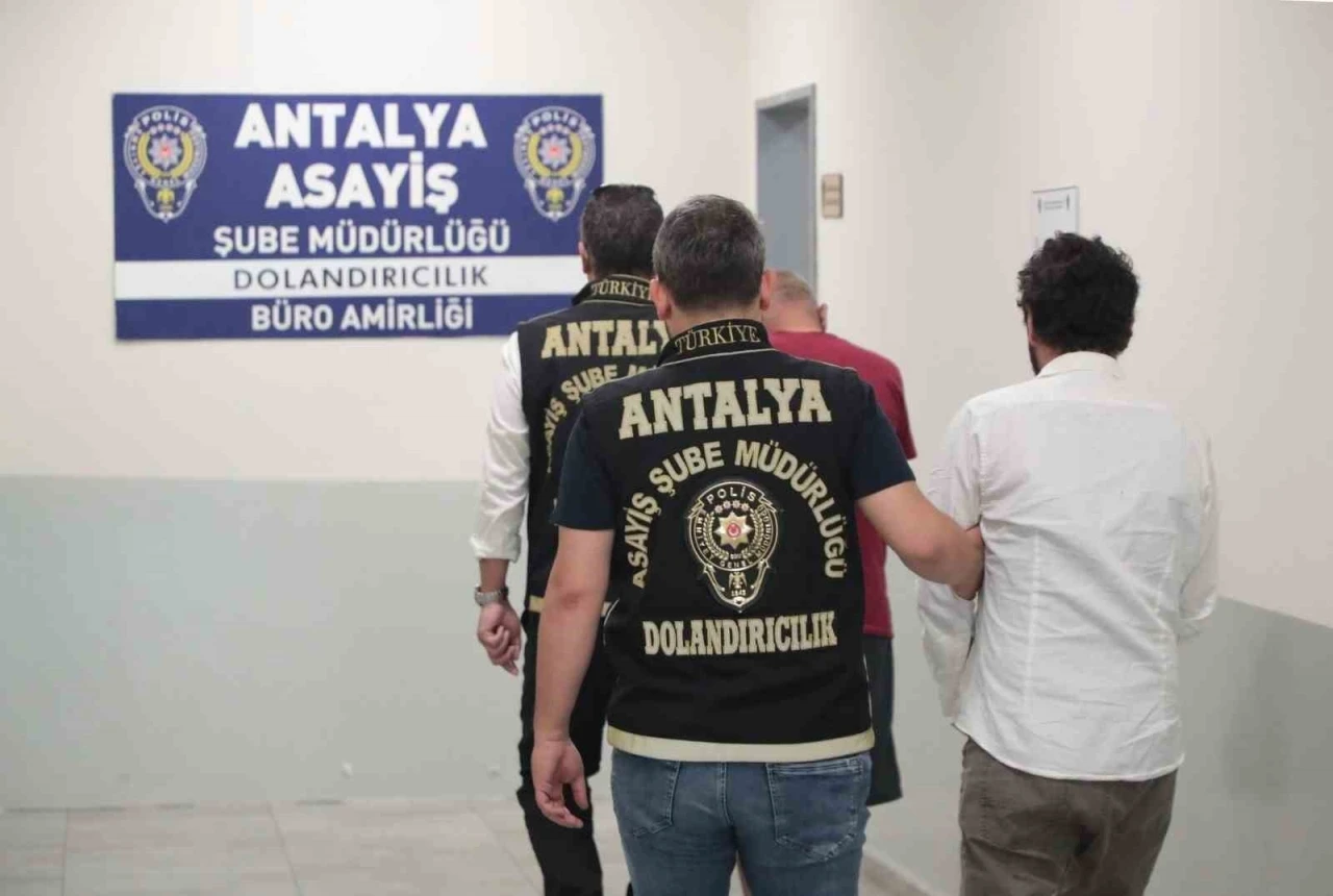 Kuyumcuyu dolandıran 2 şüpheli yakalandı
