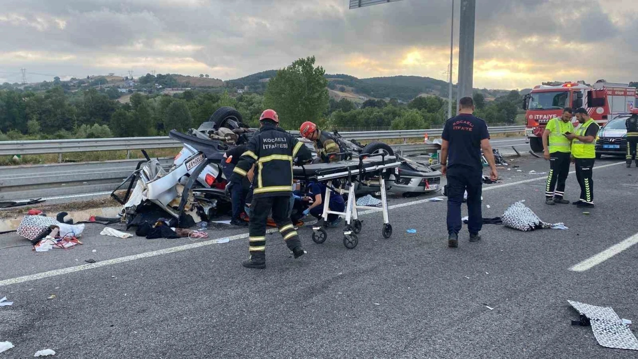 Kuzey Marmara’da otomobil yön tabelasına çarptı: 1 ölü, 4 yaralı
