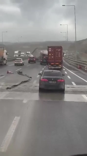 Kuzey Marmara Otoyolu&rsquo;nda fırtınanın etkisiyle tır devrildi: O anlar kamerada
