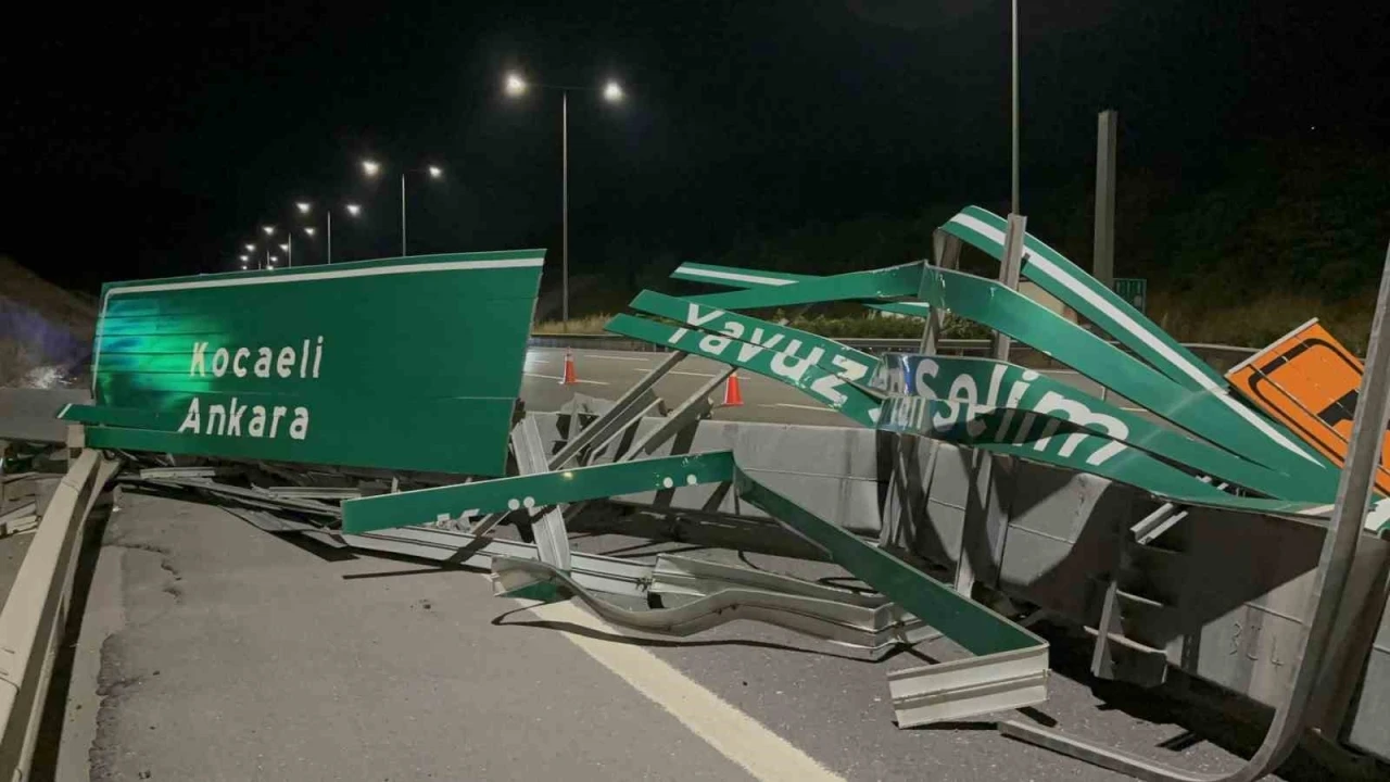 Kuzey Marmara Otoyolu&rsquo;nda kamyonun a&ccedil;ılan damperi tabelaya &ccedil;arptı: Kapanan yol trafiğe a&ccedil;ıldı
